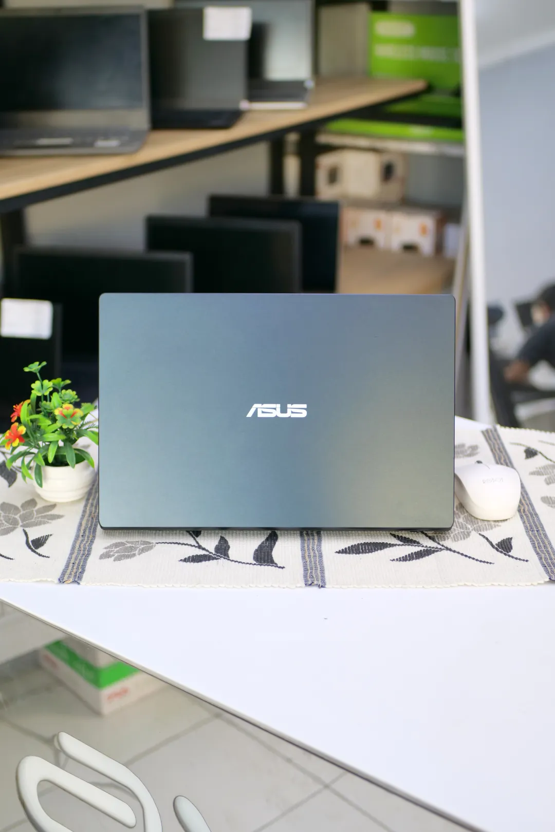 Asus E410M foto 4