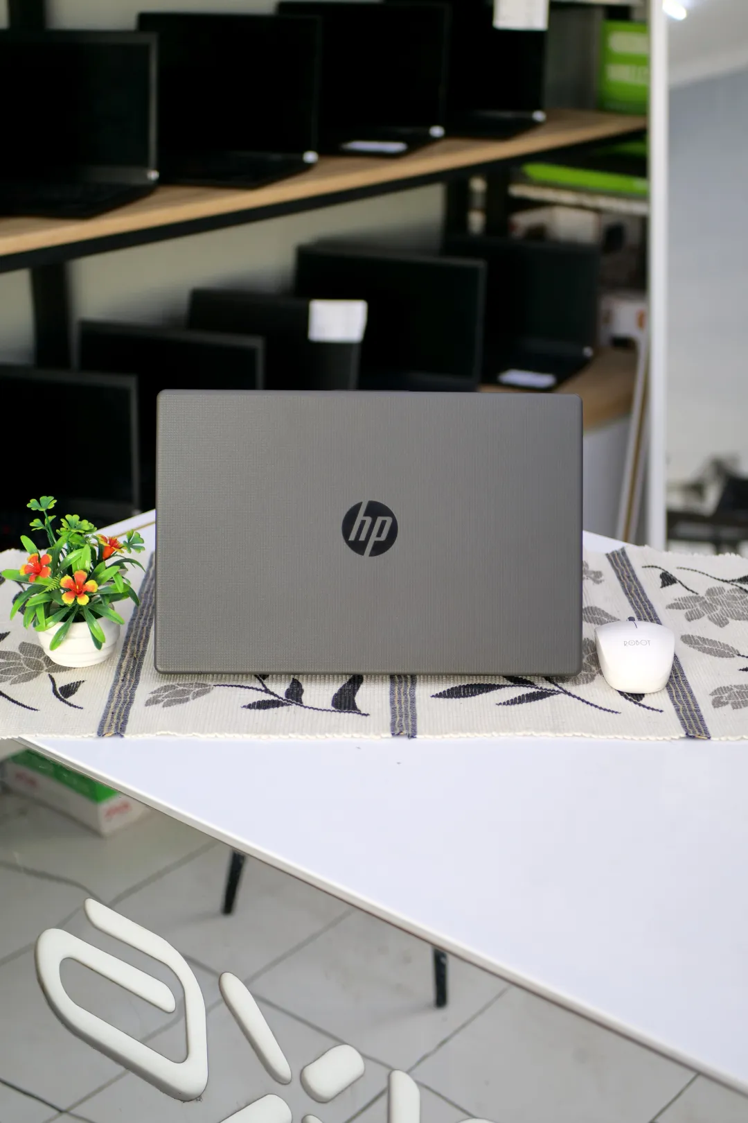 HP AMD RYZEN 3 7320U foto 4