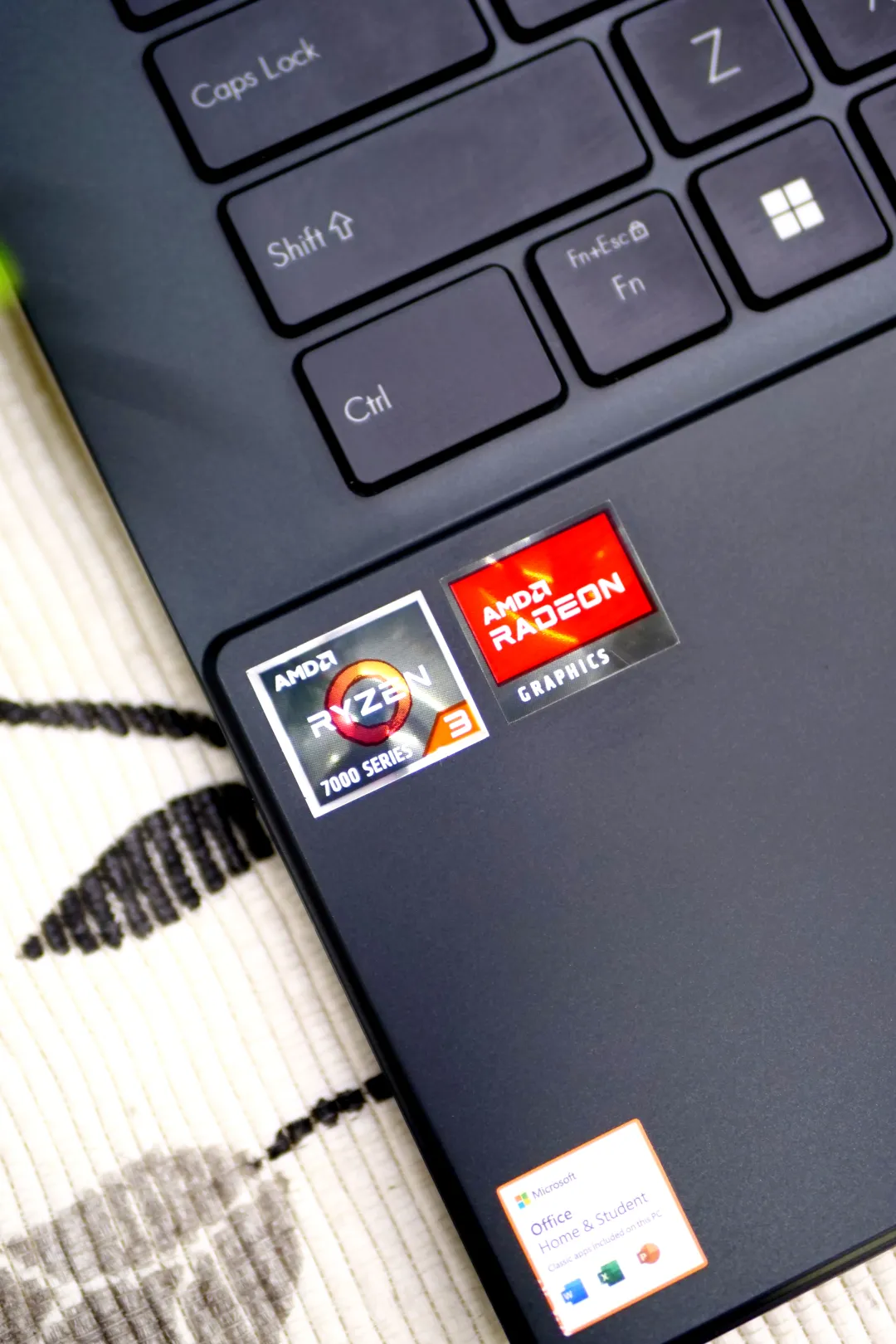 Asus VIVOBOOK E1404F foto 2