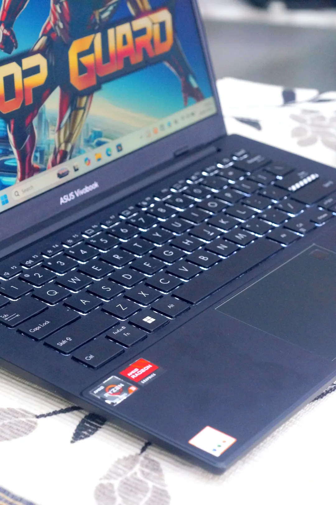 ASUS VIVOBOOK E1404F foto 2