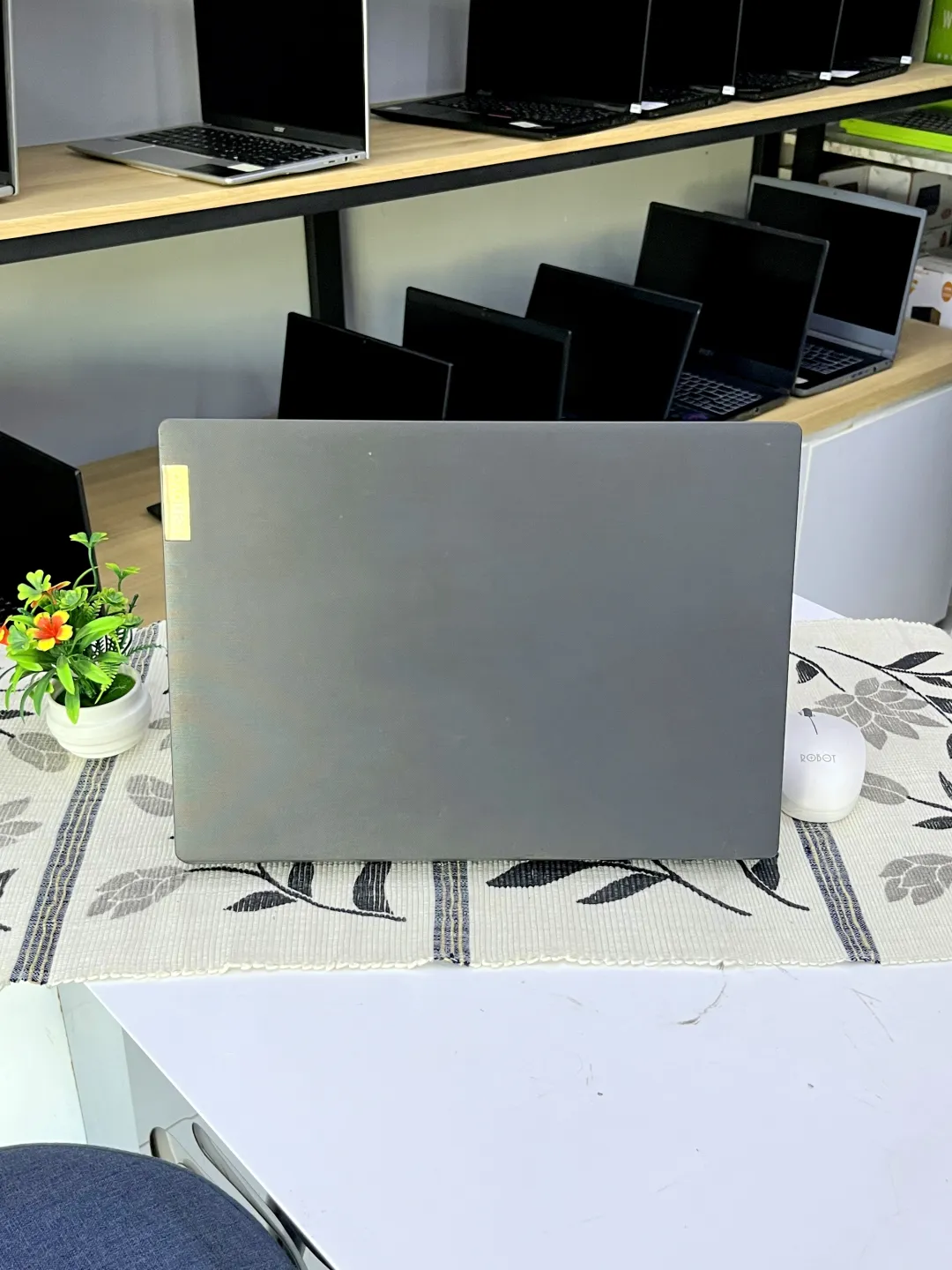 Lenovo V14-IIL foto 2