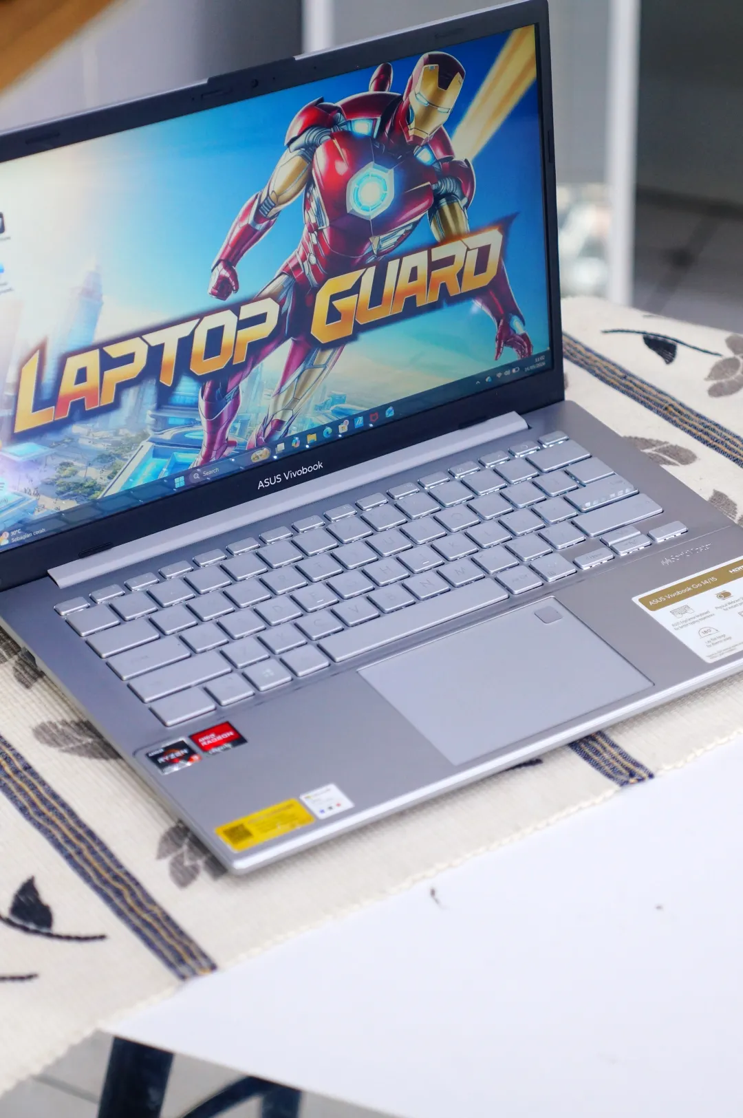 Asus VIVOBOOK E1404F foto 2