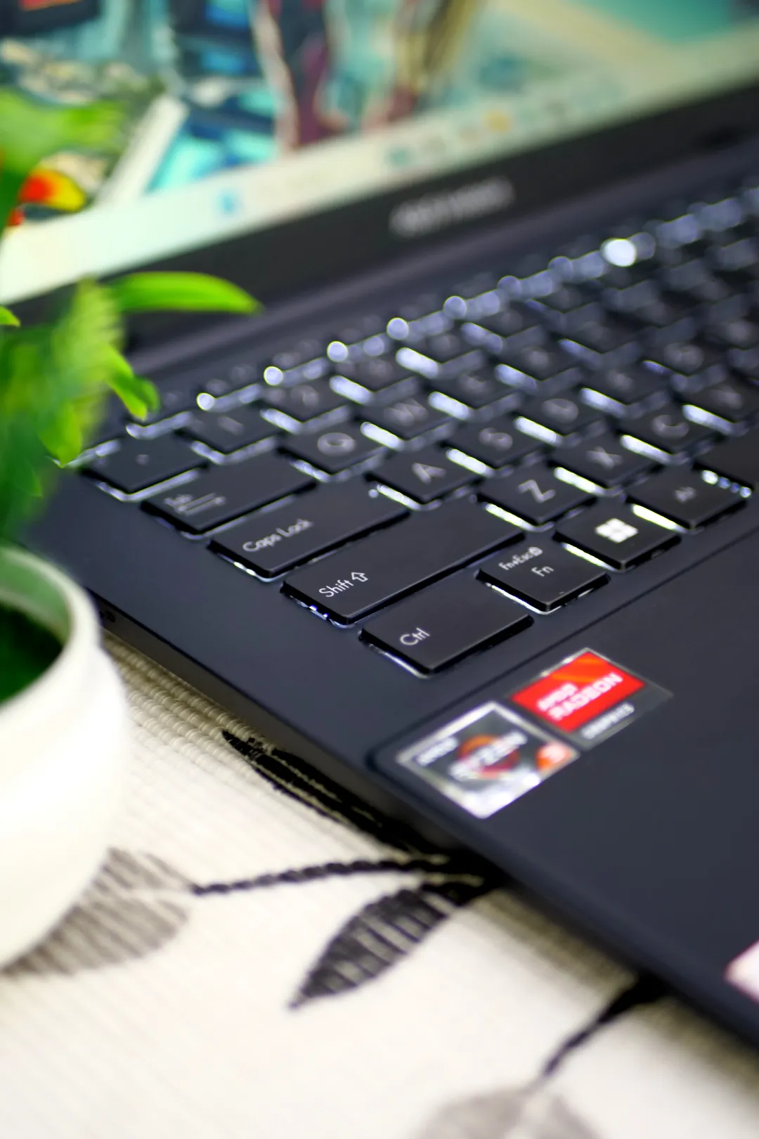 Asus VIVOBOOK E1404F foto 3