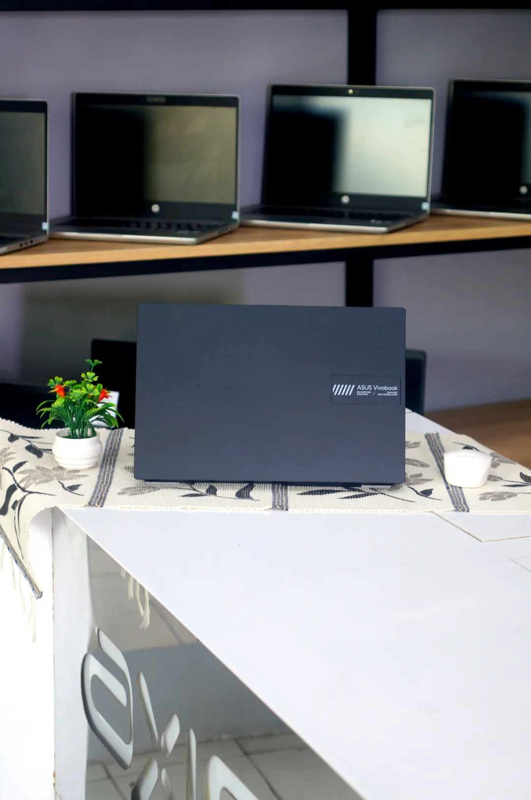 Asus VIVOBOOK E1404FA foto 3