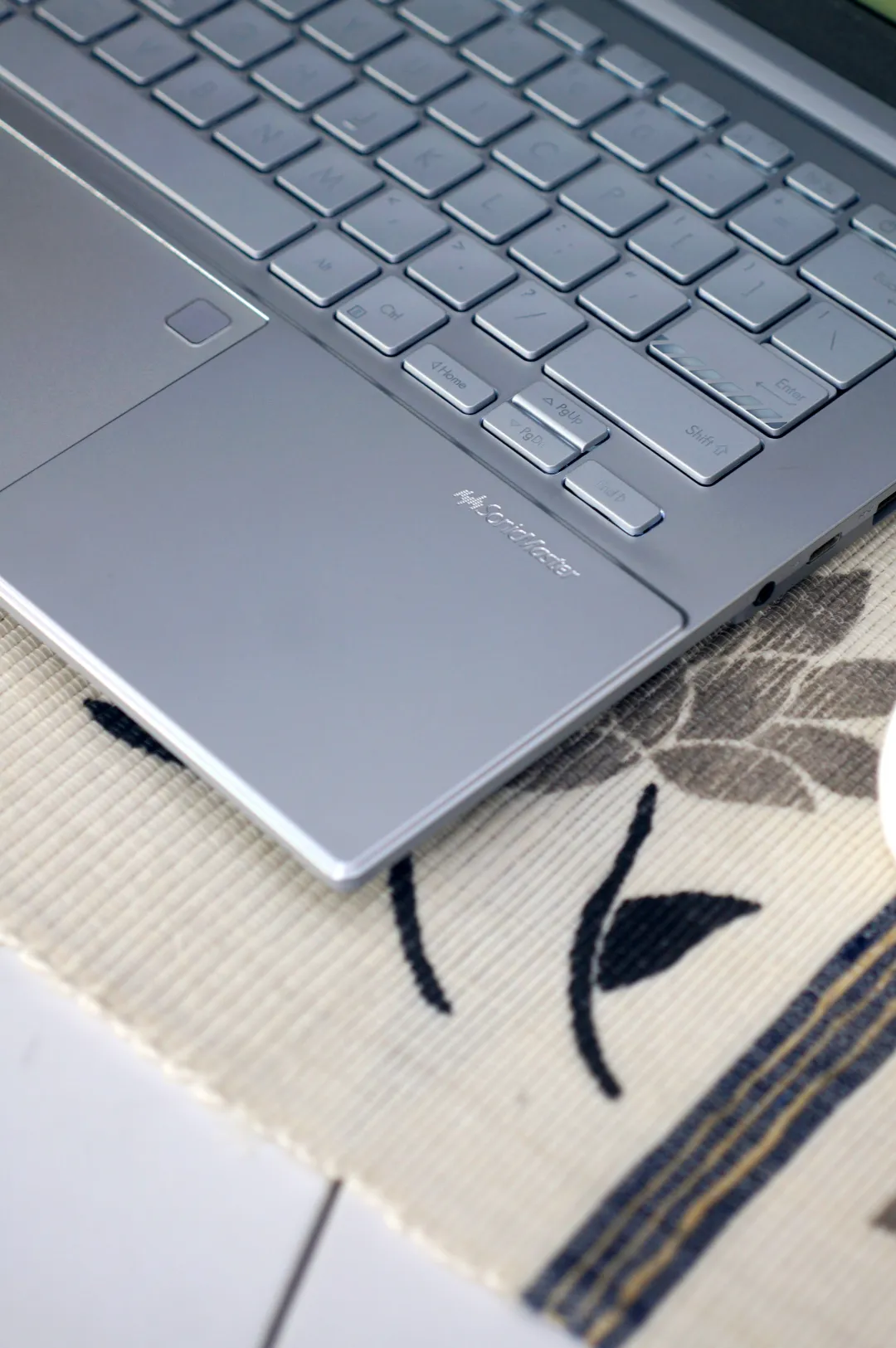 Asus VIVOBOOK E1404FA foto 3