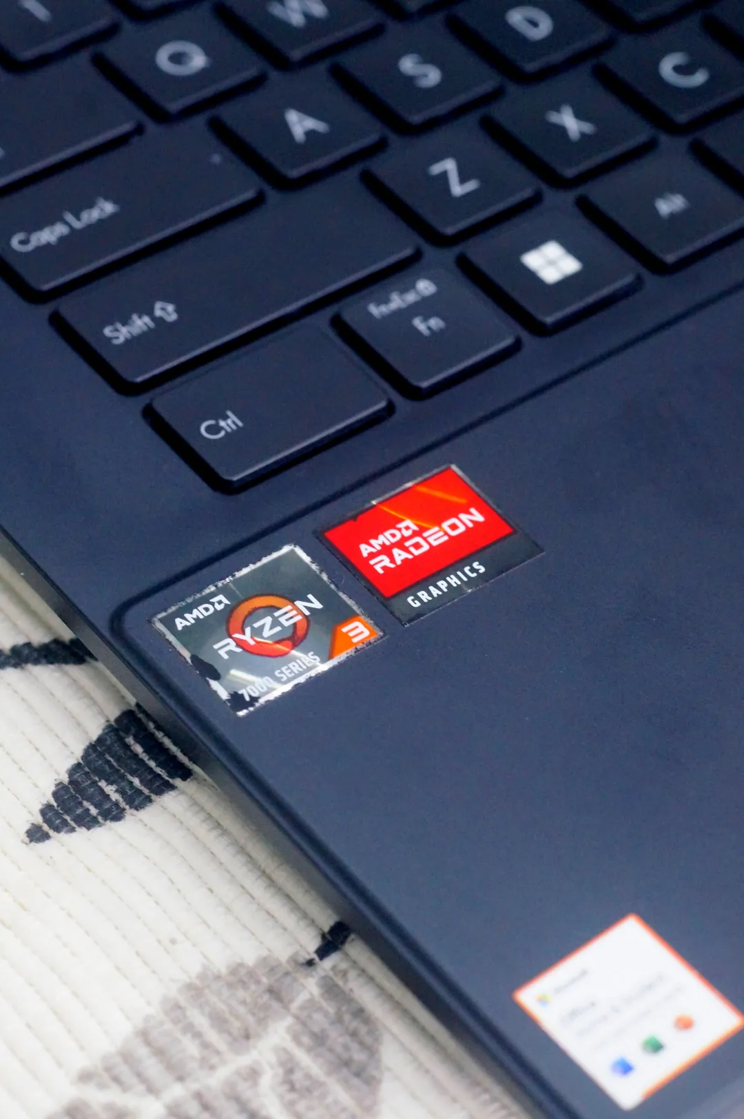 ASUS VIVOBOOK E1404F foto 3