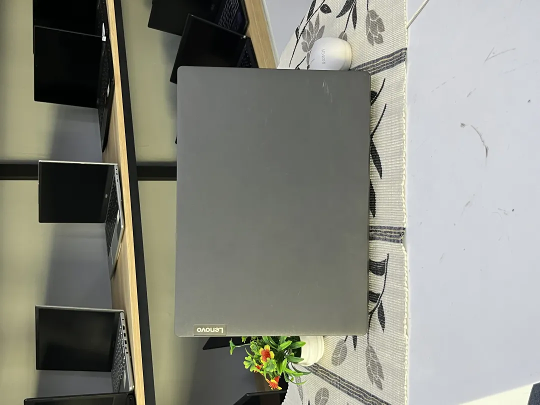 Lenovo V14 ADA foto 3