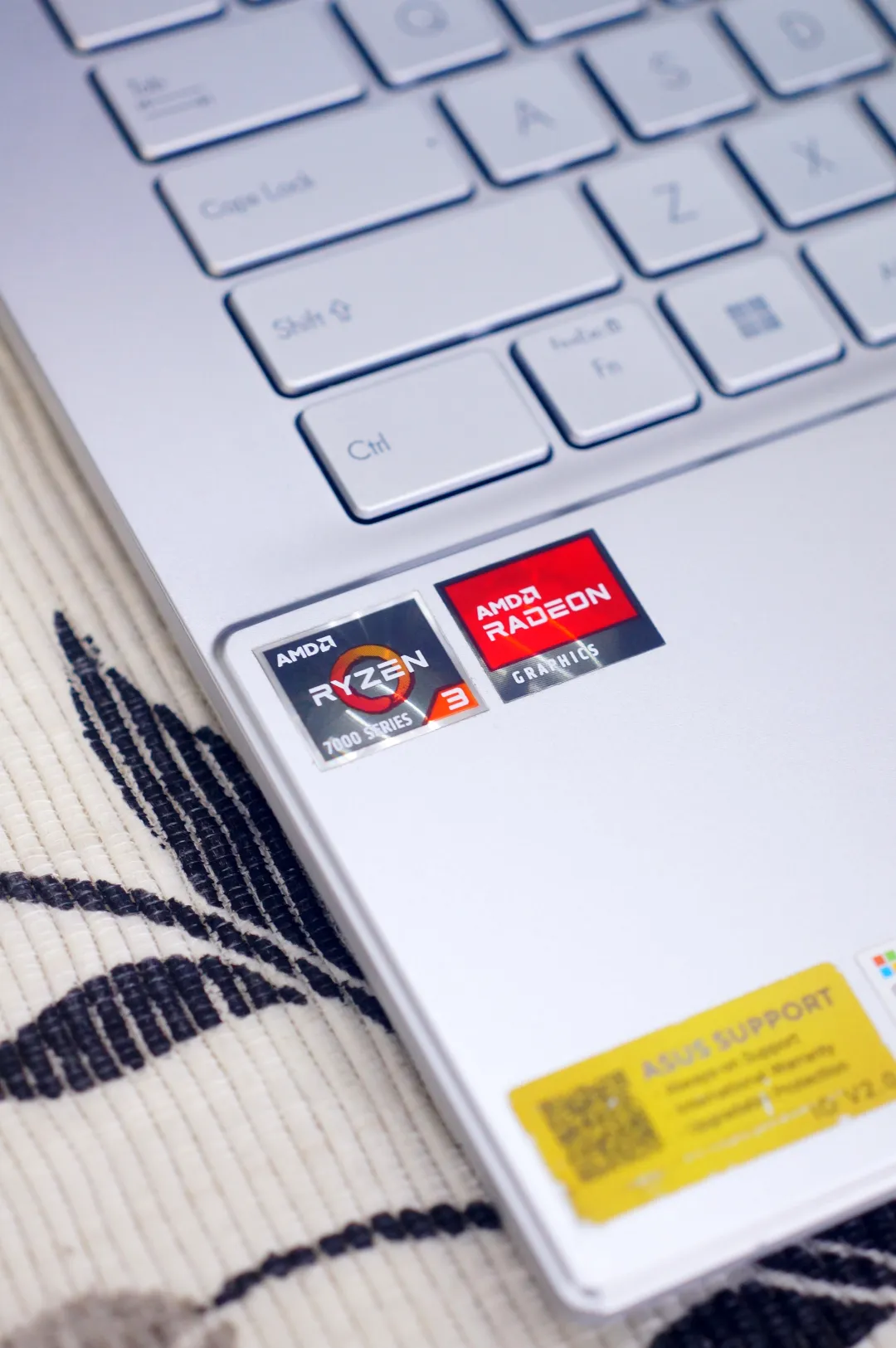 Asus VIVOBOOK E1404F foto 3