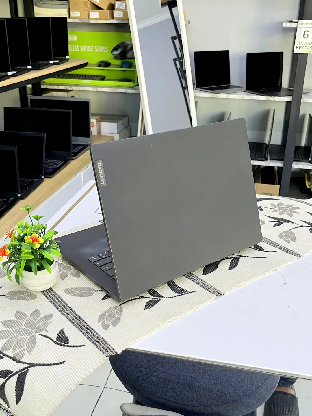 Lenovo V14-IIL foto 3