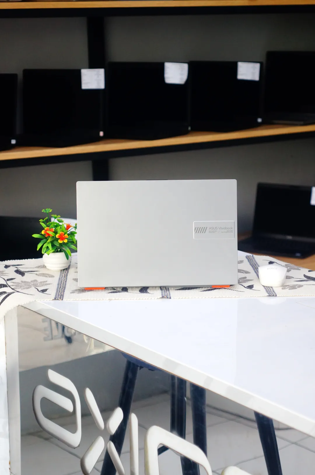 Asus VIVOBOOK E1404F foto 4