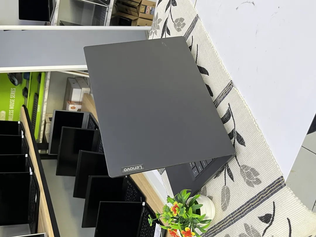 Lenovo V14 ADA foto 4