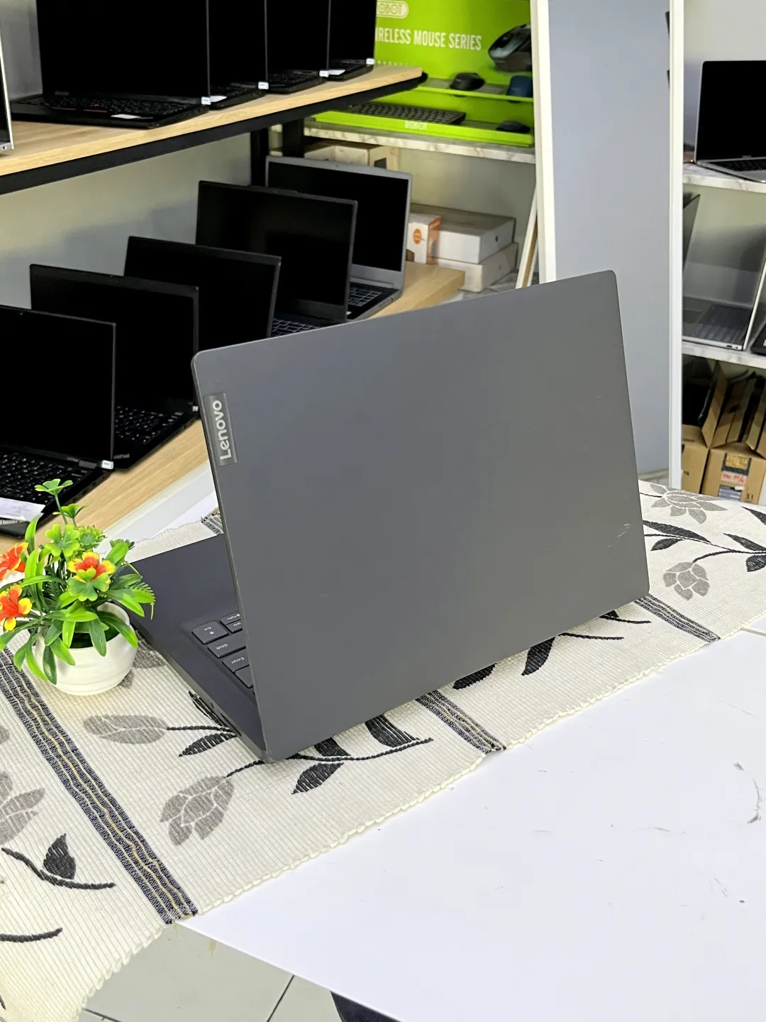 Lenovo V14 ADA foto 4