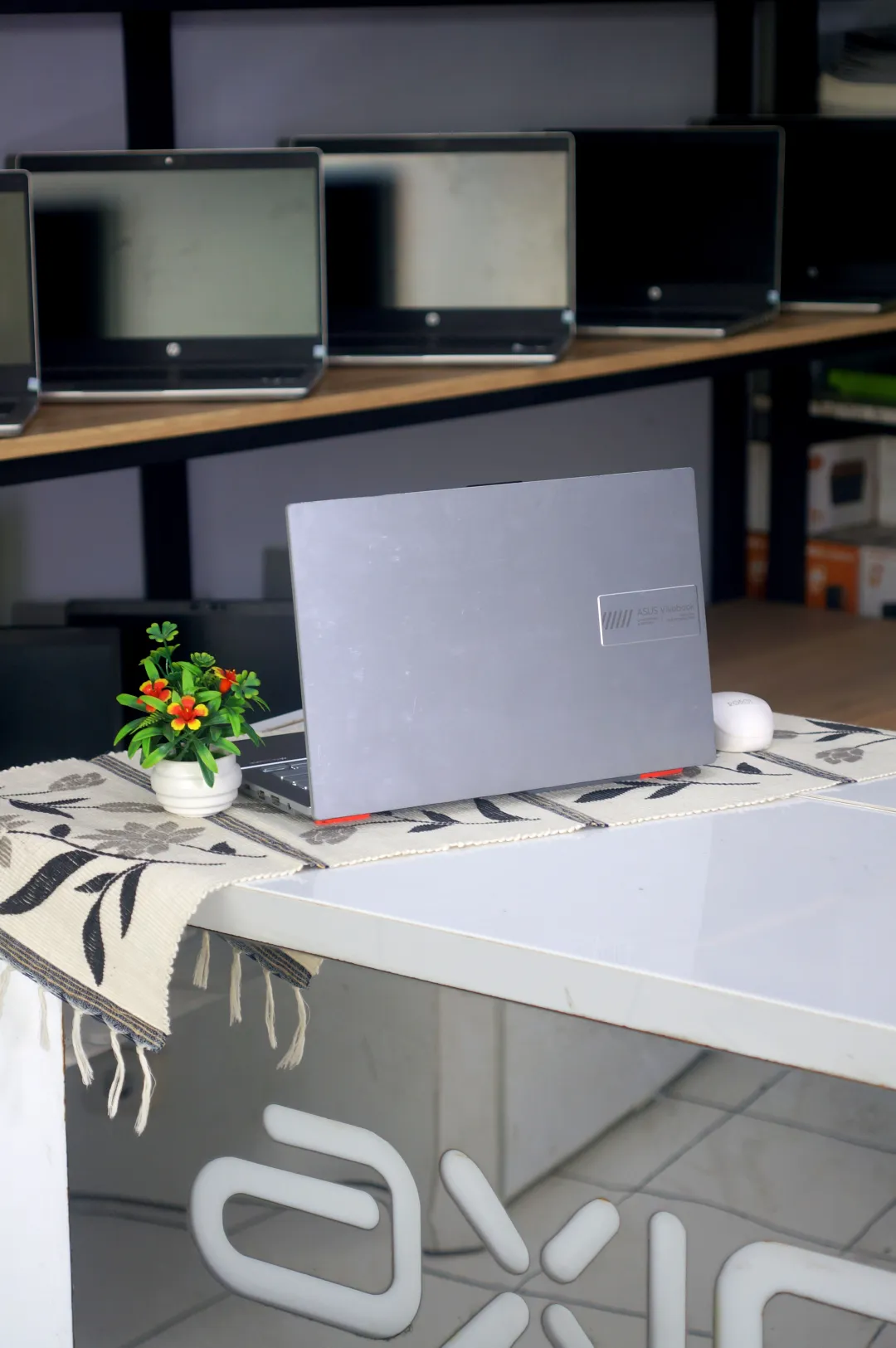 Asus VIVOBOOK E1404FA foto 4