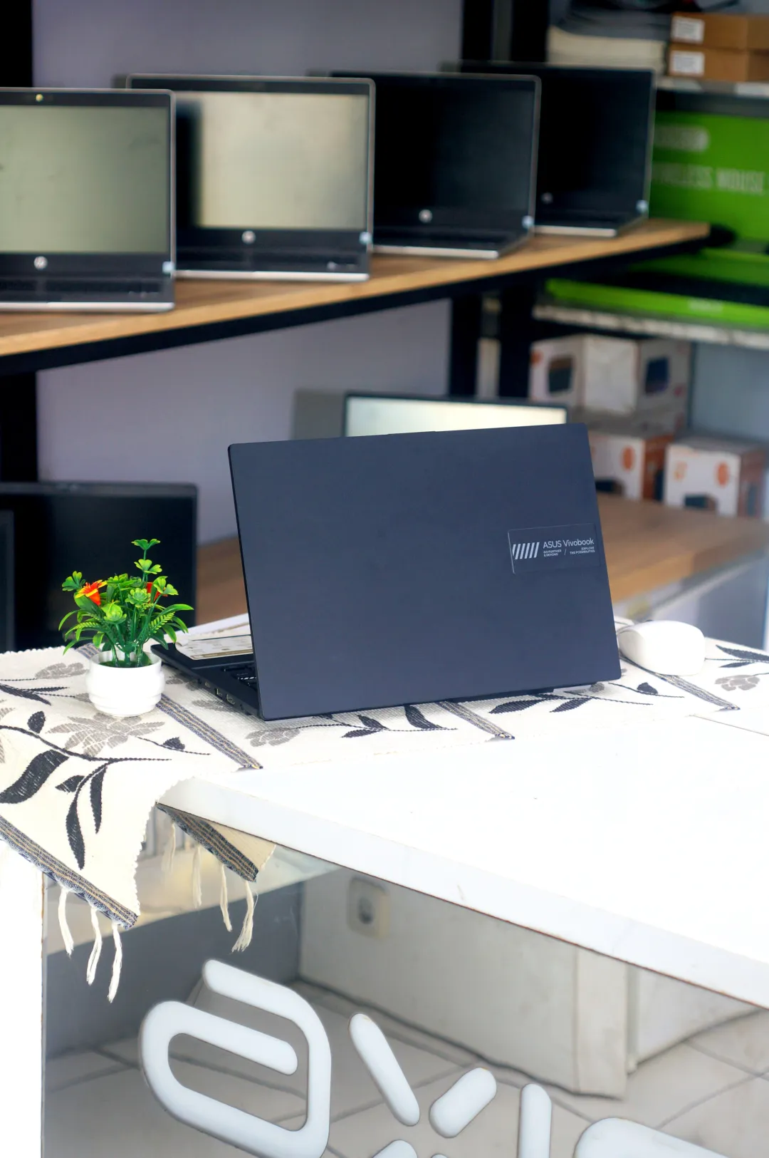 Asus VIVOBOOK E1404FA foto 4