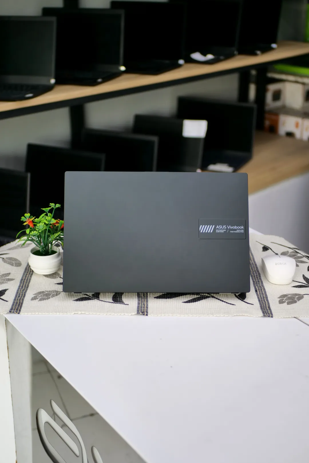 Asus VIVOBOOK E1404F foto 4